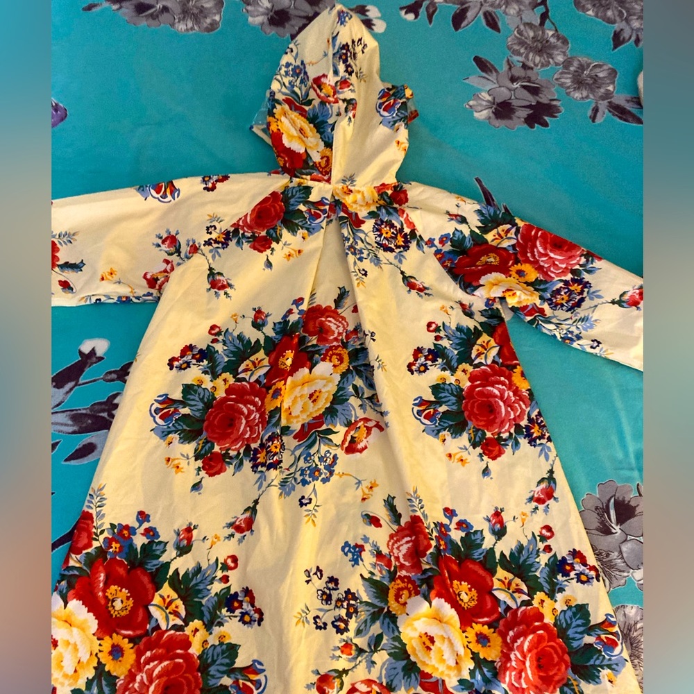 Diseke Floral Raincoat. Y-XXL/ A-Small. Never worn! Lightweight w pleat detail.
